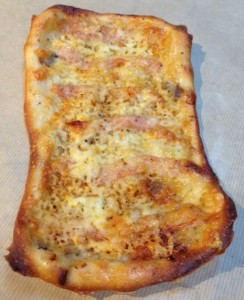 チーズとベーコンのカリカリピザ